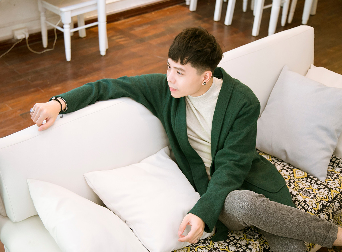 Trịnh Thăng Bình thường đeo thêm một vài phụ kiện để làm điểm nhấn.