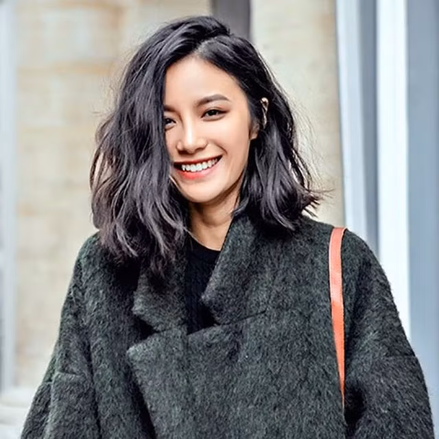 Đầu tiên là mẹo tự làm đẹp cho mái tóc: Bạn có thể dưỡng tóc mượt mà bằng cách chế nước xịt tóc từ chanh. Ninh nhỏ lửa 2 quả chanh cắt lát cùng với 2 tách nước lọc cho tới khi hỗn hợp cạn còn phân nửa. Để nguội rồi lọc lấy nước đó đổ vào bình xịt tóc.