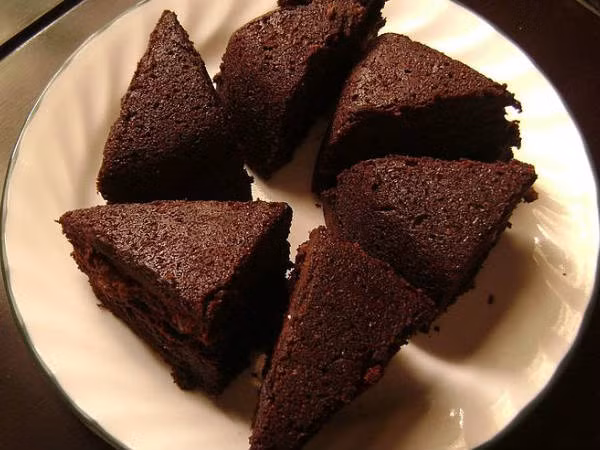 Ăn một miếng socola đen sẽ thúc đẩy não tiêu hủy endorphins và tăng mức serotonin, giúp bạn suy nghĩ tích cực hơn. Ngoài ra, nó còn giúp làm giảm mức độ lo lắng.