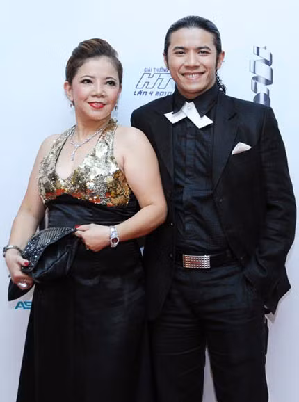 Người phụ nữ xuất hiện bên Kasim từ trước đến nay luôn là mẹ anh. Ảnh: TL.