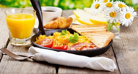 Ăn sáng quá muộn cũng có thể gây tăng cân. Vì vậy, bạn nên ăn trong vòng một giờ đầu tiên sau khi thức dậy.