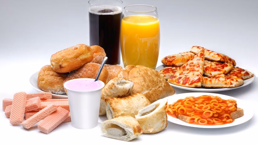 Ăn thực phẩm chế biến vào bữa ăn sáng là một trong những sai lầm phổ biến gây tăng cân. Lý do là bởi những thực phẩm này chứa nhiều lượng đường và muối có thể ảnh hưởng đến sức khỏe tổng thể của bạn và gây tăng cân.