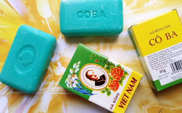  Xà bông Cô ba Vào những thập niên 40-50, ở Sài Gòn có nhãn hiệu Xà Bông Cô Ba rất nổi tiếng, không những tại Việt Nam mà còn lan rộng sang tận xứ Cao Miên và Lào. Nhãn xà phòng thơm này nổi danh trong mấy thập niên liền đến tận những năm 80-90 vẫn còn được phái đẹp sử dụng rộng rãi, đánh bật cả các đối thủ nặng ký nhập từ Pháp. Người Nam Bộ thời trước không ai không biết đến Xà Bông Cô Ba, với hình ảnh quen thuộc là người phụ nữ phúc hậu với mái tóc bới cao theo kiểu cách Nam bộ. Xà Bông Cô Ba có hai loại, loại xà bông thơm để tắm, loại 72 phần dầu dùng để giặt giũ (còn gọi là xà bông đá). Xà Bông Cô Ba xuất hiện trên quảng cáo khắp các báo chí thời bấy giờ với lời: "Dùng xà bông xấu, mục quần áo" - hay "Người Việt Nam nên xài xà bông của Việt Nam". 