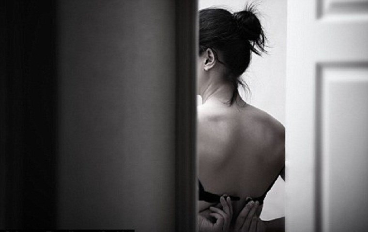 Cưu mang bạn thân lúc sa cơ, đến khi bắt gặp cảnh tượng kinh khủng đó trong nhà tắm mới ngã ngửa...