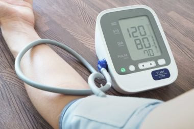 Kiểm tra huyết áp thường xuyên cũng là một trong những cách tầm soát nguy cơ mắc bệnh tim. Ảnh: iStock.