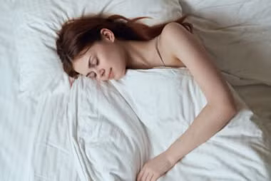 Ưu tiên giấc ngủ đủ từ 7 đến 8 tiếng mỗi đêm giúp bạn hạn chế nguy cơ mắc bệnh tim mạch.