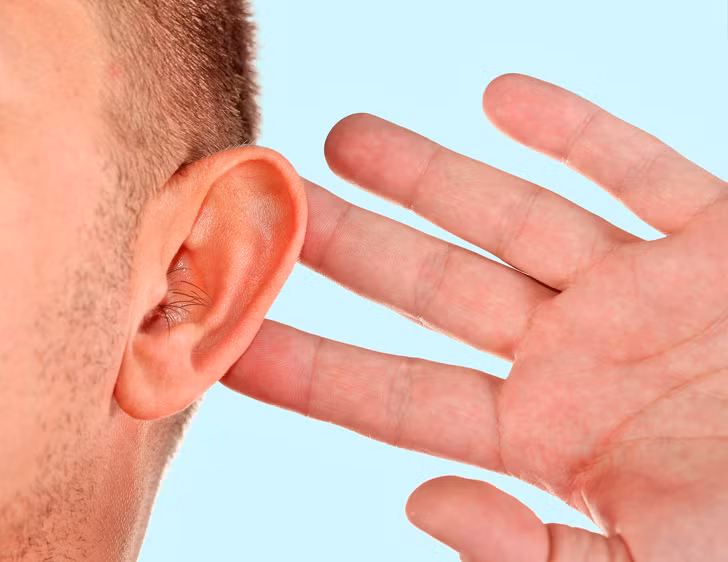 9. Lông tai: Theo các nhà nghiên cứu Ấn Độ, việc mọc lông trong ống tai có thể là một triệu chứng của bệnh tim mạch.