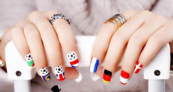 Để cổ vũ World Cup 2018, chị em có thể làm nail họa tiết trái bóng hay màu cờ quốc gia của các đội bóng…