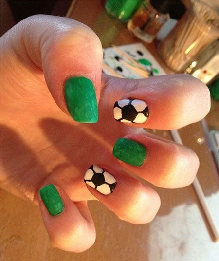 Trái bóng và sân cỏ làm nên mẫu nail độc đáo.
