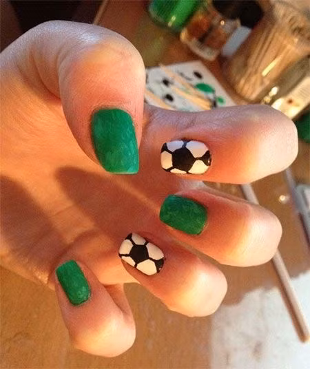 Trái bóng và sân cỏ làm nên mẫu nail độc đáo.