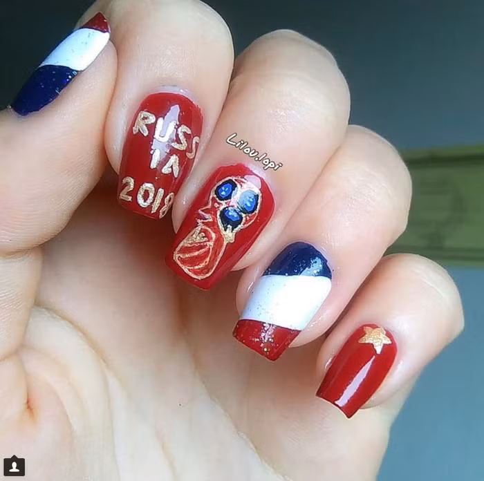 Mẫu nail cho cổ động viên muốn thể hiện tình yêu với nước Nga.
