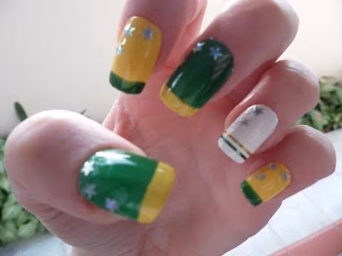 Nail họa tiết quốc kỳ cũng là sự lựa chọn được nhiều tín đồ thể thao yêu thích.