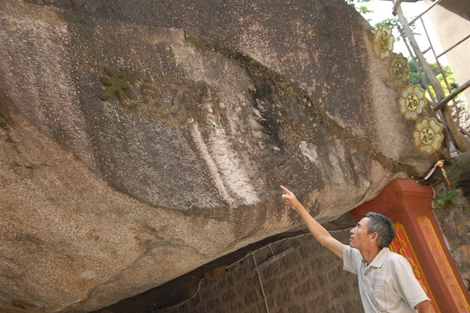 4 chữ "Thiên Bửu Thạch tự" được khắc trên mặt trước khối đá lớn làm mái chánh điện chùa Ông Đá.