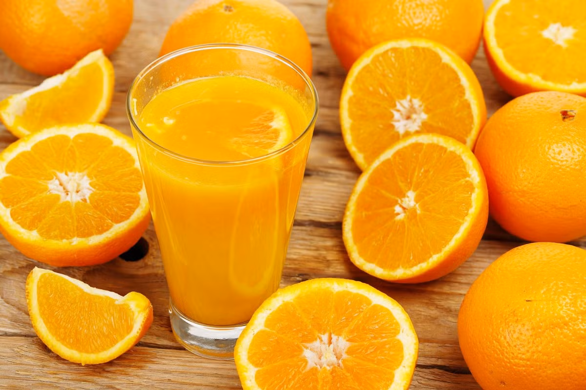 Thành phần vitamin C có trong nước cam có thể không chỉ làm tăng khả năng miễn dịch của bạn để ngăn ngừa bệnh tật mà còn có thể giết chết vi trùng và tẩy sạch chất độc ra khỏi cơ thể hiệu quả.