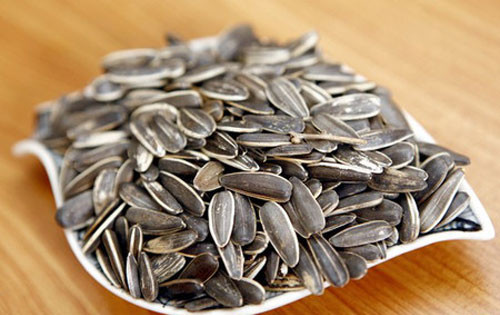 Hạt hướng dương có chứa chất xơ và folate, không chỉ giúp bạn khỏe mạnh hơn bằng cách giữ cho cơ thể của bạn được nuôi dưỡng tốt mà còn có thể tẩy sạch chất độc và chất thải ra khỏi cơ thể một cách hiệu quả.