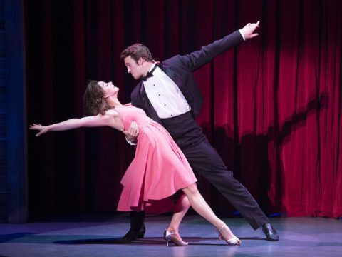 Cải thiện tính linh hoạt: Một trong những lợi ích của khiêu vũ là cải thiện tính linh hoạt của cơ thể. Tăng tính linh hoạt sẽ giúp giảm bớt đau nhức sau khi tập luyện và đau khớp.