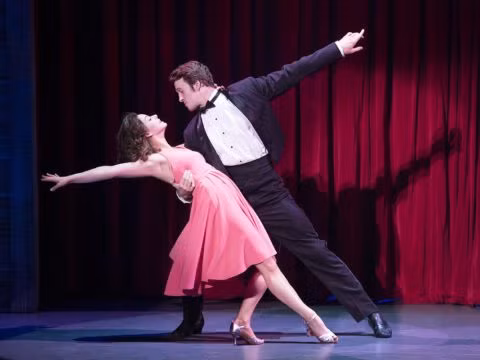 Cải thiện tính linh hoạt: Một trong những lợi ích của khiêu vũ là cải thiện tính linh hoạt của cơ thể. Tăng tính linh hoạt sẽ giúp giảm bớt đau nhức sau khi tập luyện và đau khớp.