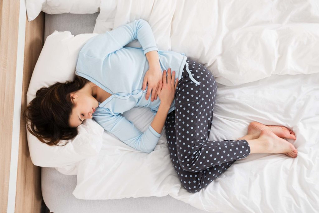 Giải đáp: Thực tế, một số phụ nữ có lượng máu trong kỳ kinh nguyệt cao hơn là chuyện bình thường nhưng nếu bạn thấy chảy máu nhiều quá mức nên tới bác sĩ phụ khoa kiểm tra. Điều này thường gây ra bởi u xơ tử cung (khối u lành tính) và máu sẽ ngừng chảy sau khi cắt bỏ khối u đi.