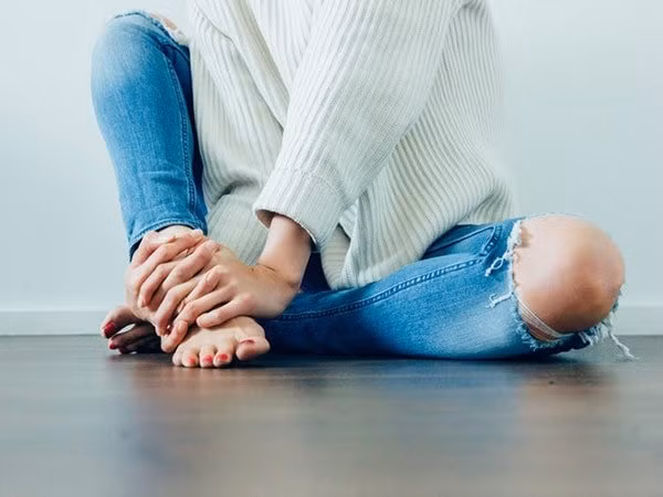 Tại sao bạn lại đi phân lỏng trong kỳ kinh nguyệt? Người mắc bệnh có thể đi phân lỏng hơn bình thường trong ngày đèn đỏ vì cơ thể giải phóng prostaglandin (hormon gây căng thẳng) trong thời gian này, ảnh hưởng đến vận động ruột.