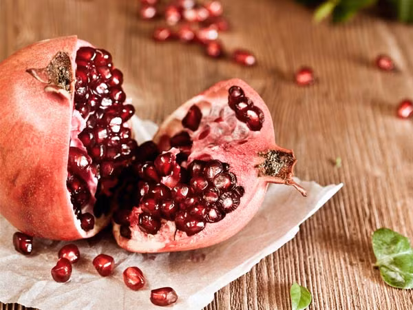 Quả lựu chứa polyphenol và các tính chất chống oxy hoá giúp ngăn ngừa sự phát triển của ung thư.