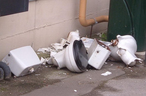 Theo thông tin từ người thân của nạn nhân, trước đó trưa ngày 16/1, nam thiếu niên này (ngụ tại TX Dĩ An, tỉnh Bình Dương) trong lúc đi vệ sinh đã ngồi chồm hổm (xổm) lên bồn cầu. Do trọng lượng cơ thể quá nặng đã khiến bồn cầu vỡ, mảnh sành đâm vào vùng mông của nạn nhân.