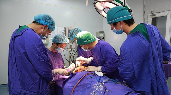 Sau khoảng 3 tiếng phẫu thuật, kíp mổ đã lấy được trên 80% dị vật vùng sọ mặt phải, đặc biệt ở các vị trí khó như trong xoang hàm. Bác sĩ Trịnh Văn Mạnh, giám đốc Bệnh viện đa khoa tỉnh Quảng Ninh cho biết, hiện sức khỏe bệnh nhân đã dần hồi phục và được chăm sóc tích cực tại phòng hậu phẫu.