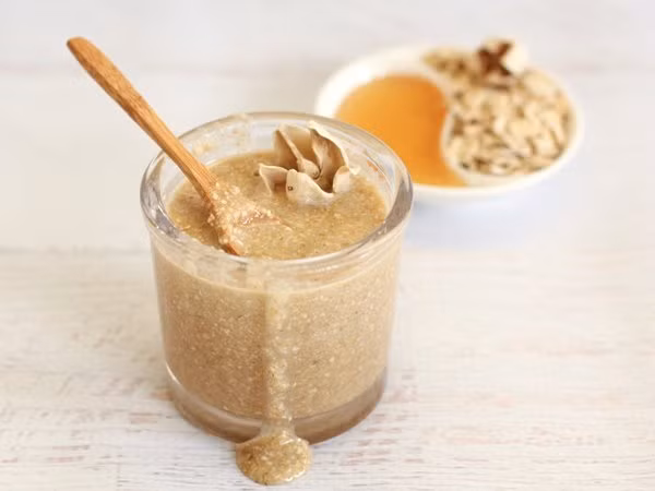 Các loại hạt và bơ đậu phộng là món ăn hoàn hảo để tăng cân. Bạn có thể ăn một nắm hạnh nhân, chứa 7 gram protein và 18 gram chất béo lành mạnh.