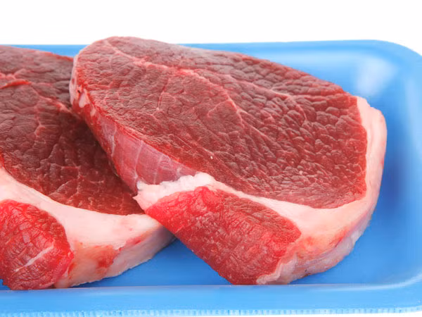 Thịt đỏ giúp xây dựng cơ và tăng trọng lượng do hàm lượng protein của chúng. Thịt bò hoặc thịt cừu sẽ giúp bạn tăng cân vì chúng có nhiều calo và chất béo hơn thịt nạc.