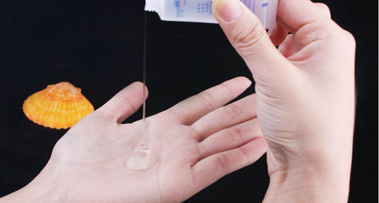 Một số phụ nữ bị khô “vùng kín” khi “yêu”, có thể là vì một số lý do như mất nước, tác dụng phụ của một số loại thuốc ... Lời khuyên là bạn nên sử dụng chất bôi trơn “cô bé” trong suốt quá trình quan hệ để tránh bị viêm nhiễm.