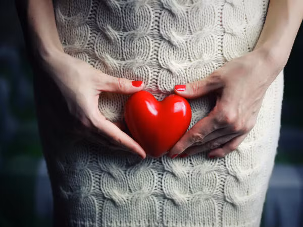 Rửa từ phía trước về sau là một nguyên tắc cơ bản về vệ sinh “vùng kín” mà nhiều chị em phụ nữ hay quên. Việc rử từ trước ra sau nhằm tránh vi khuẩn không xâm nhập.