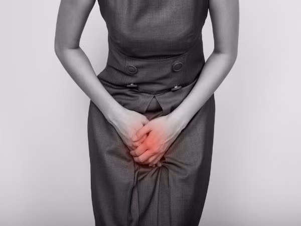 Thói quen mặc quần lót được làm từ vật liệu như ren, satin... trong nhiều giờ, có thể gây kích ứng các mô của “cô bé” và gây viêm. Vì vậy, bạn nên mặc quần lót cotton và thay mỗi ngày để giảm thiểu nguy cơ nhiễm trùng và viêm.