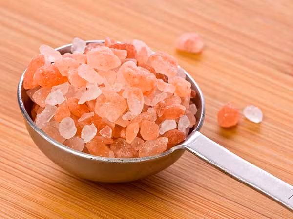 Thay vì sử dụng muối ăn, bạn có thể dùng muối Himalayan. Một nửa gram muối Himalayan cung cấp 250 microgam iốt.