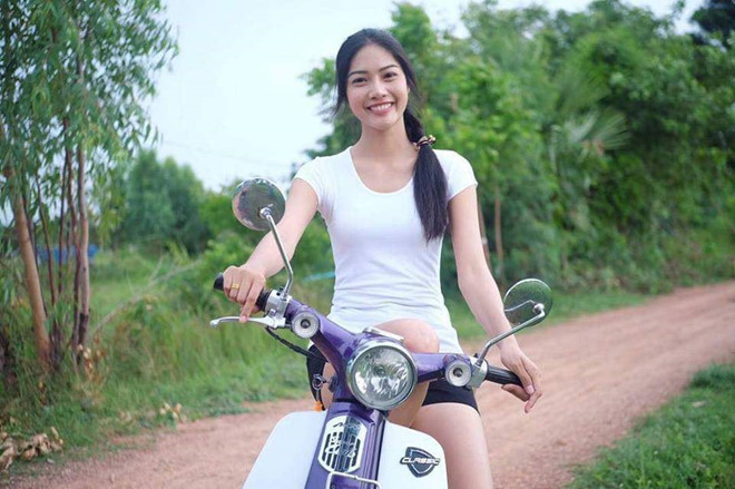 Hình ảnh giản dị của Namoey ở quê nhà tỉnh Phuket trước khi đăng quang Hoa hậu. Ảnh: Instagram, Internet.