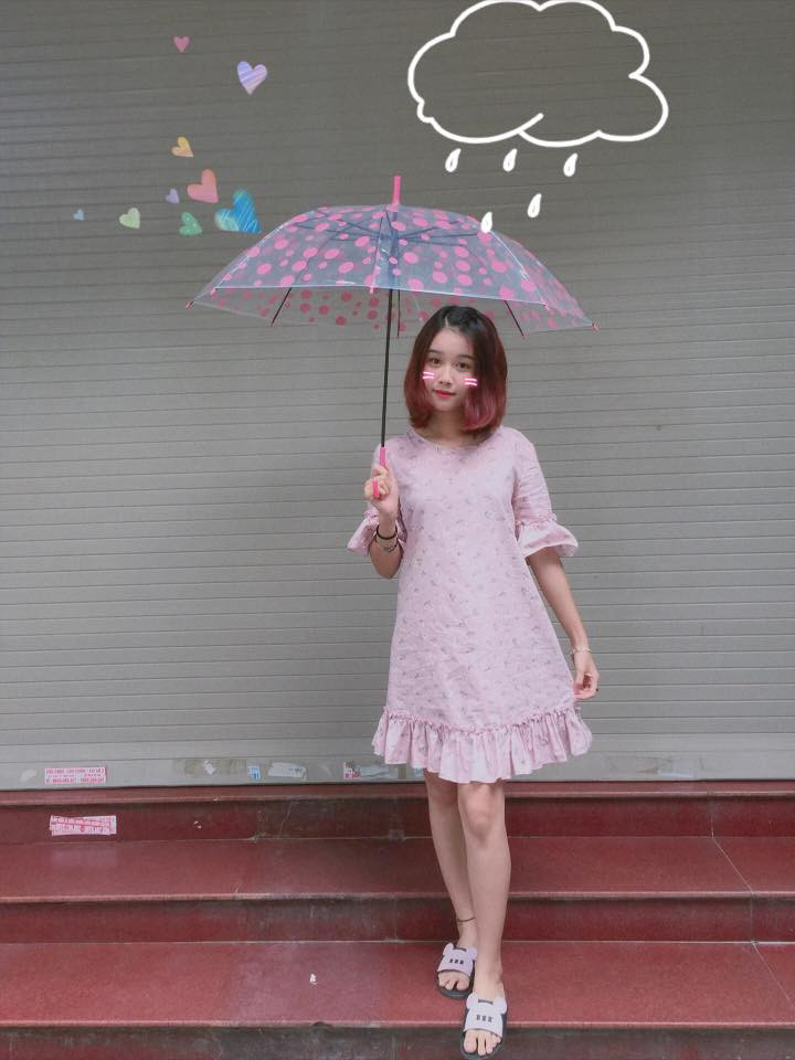 Cô nàng tái hiện "em gái mưa" trong chiếc váy hồng.