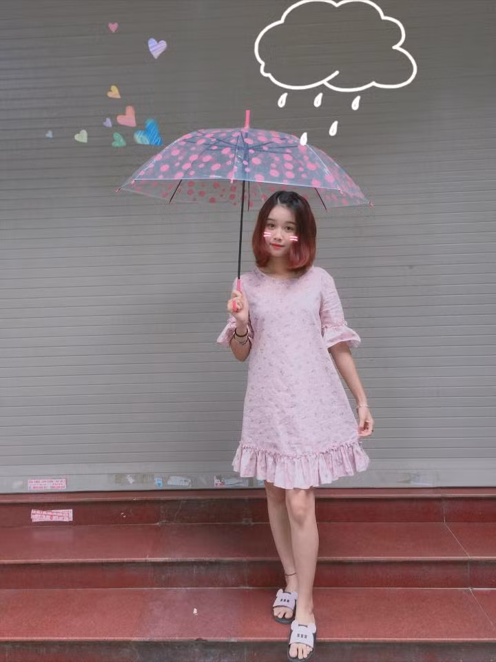 Cô nàng tái hiện "em gái mưa" trong chiếc váy hồng.