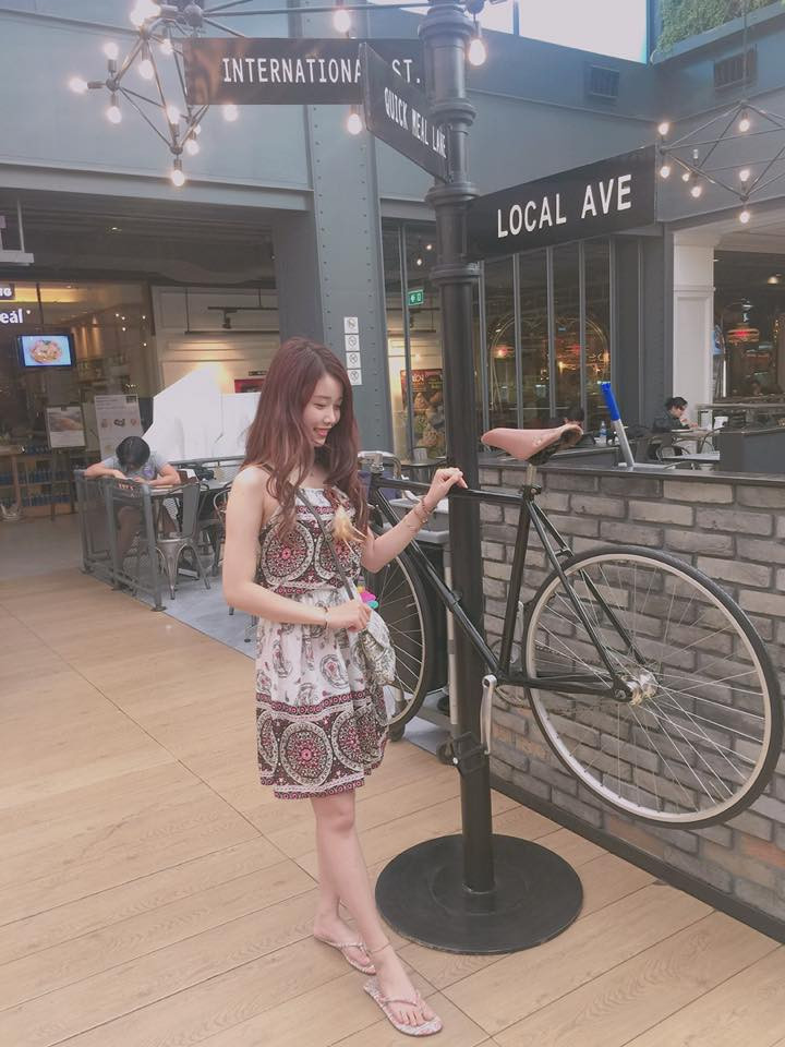 Khi đi chơi, cô mặc chiếc váy nhiều hoa văn giản dị và đeo dép tông.