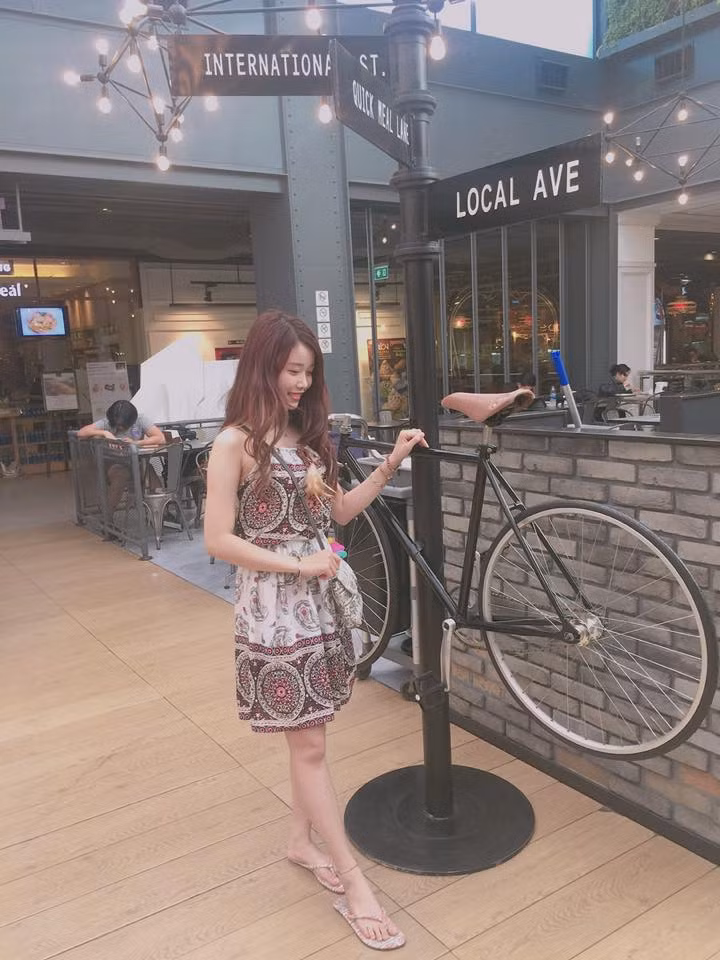 Khi đi chơi, cô mặc chiếc váy nhiều hoa văn giản dị và đeo dép tông.