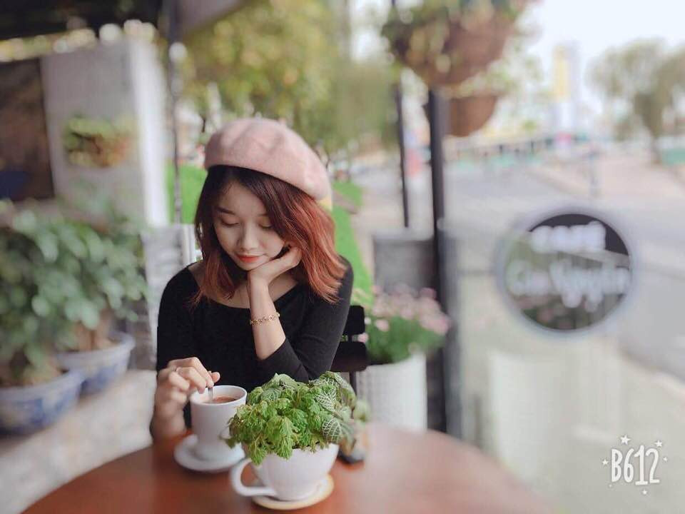 Trang Nhung thường chọn những bộ đồ đơn giản toát lên vẻ nữ tính, dịu dàng.