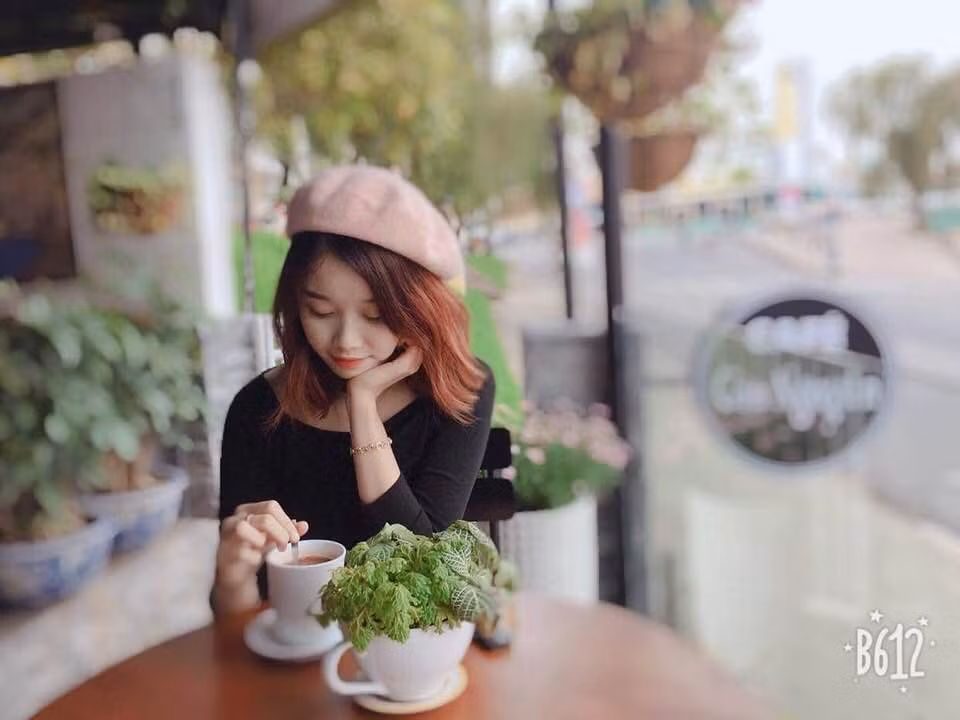 Trang Nhung thường chọn những bộ đồ đơn giản toát lên vẻ nữ tính, dịu dàng.