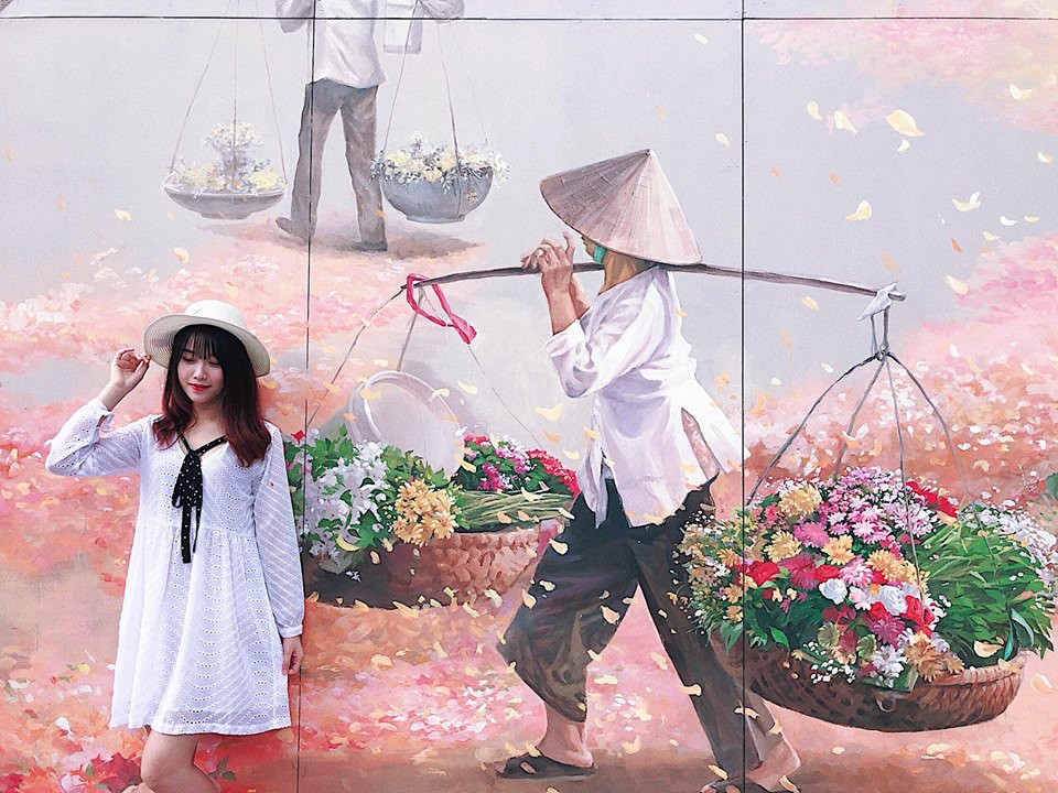 Bạn gái Văn Toàn thể hiện sự nữ tính qua bộ váy trắng phối với mũ trắng.