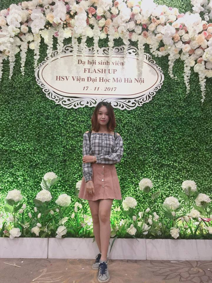 Khi đi dự tiệc, cô nàng cũng chọn trang phục khá khỏe khoắn và nữ tính với áo sơ mi kẻ trễ vai và váy hồng.