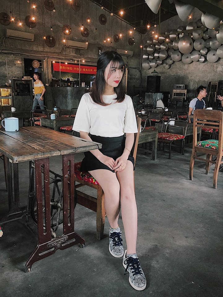 Áo phông trắng và váy đen mix với giày thể thao giúp cô nàng trông vừa cá tính vừa dễ thương.