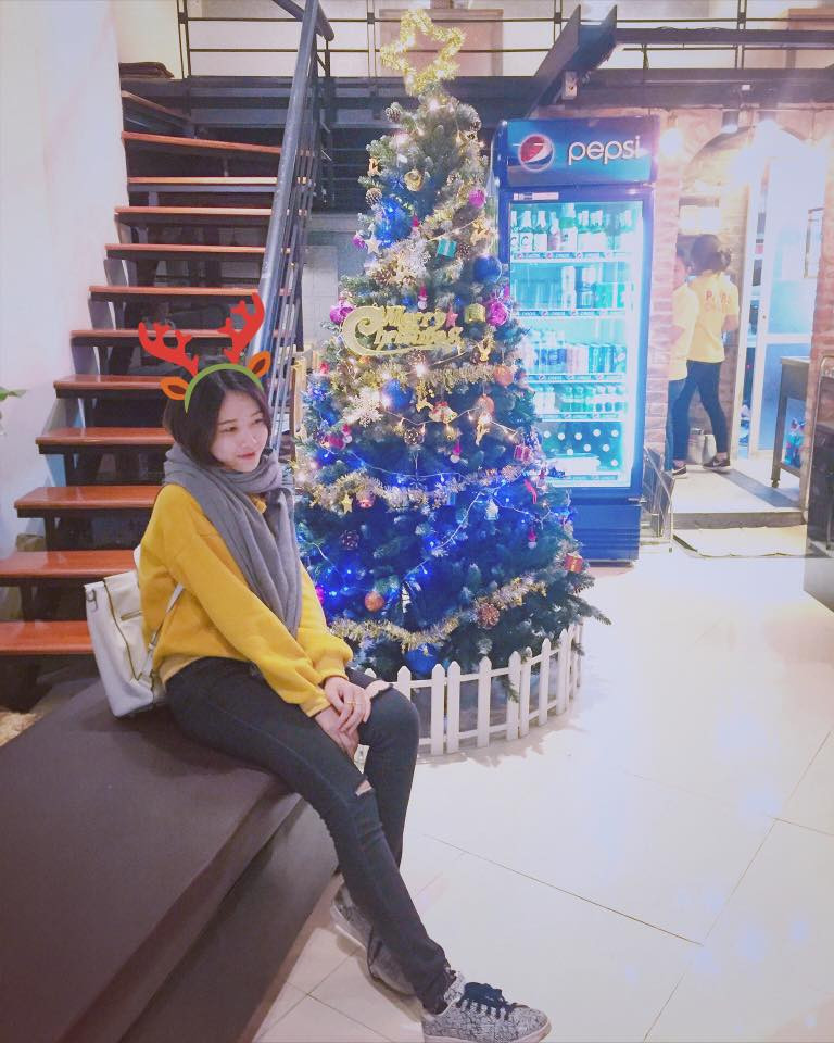 Áo vàng và quần jeans rách gối phối với giày thể thao giúp cô nàng nổi bật. Ảnh: FBNV.