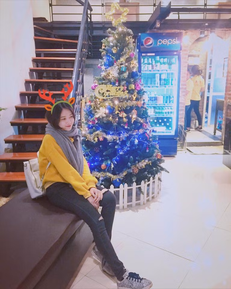 Áo vàng và quần jeans rách gối phối với giày thể thao giúp cô nàng nổi bật. Ảnh: FBNV.