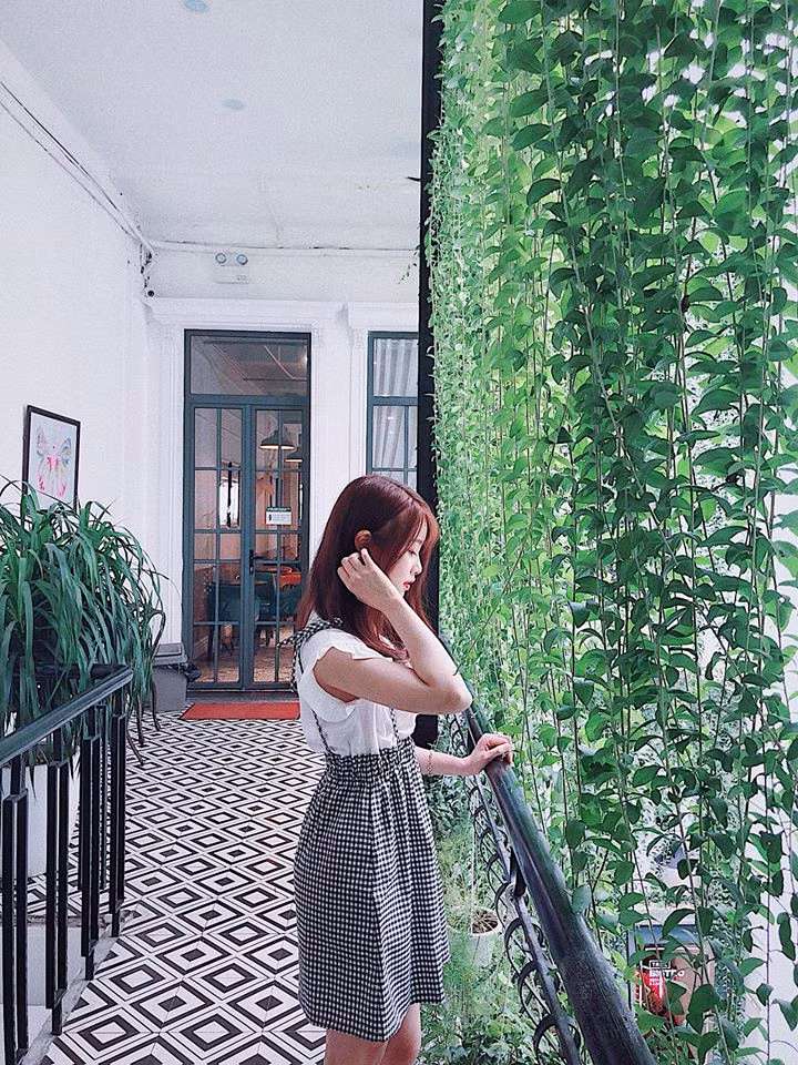 Trang Nhung đang là sinh viên năm 4 tại khoa Tài chính ngân hàng của một trường đại học ở Hà Nội. Bạn gái cầu thủ Văn Toàn sở hữu gu thời trang khá dễ thương và điệu đà. 