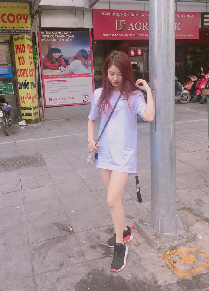 Trang Nhung thường xuyên diện giày thể thao.