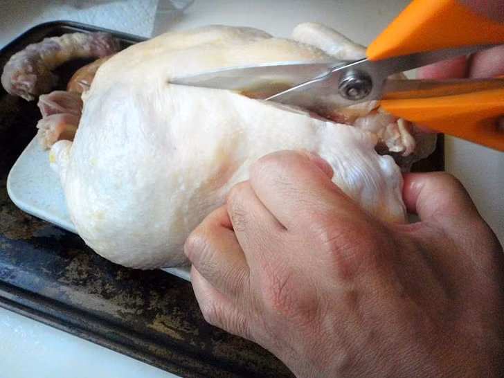 Dùng dao kéo nhà bếp để cắt phanh thịt gà nhanh.