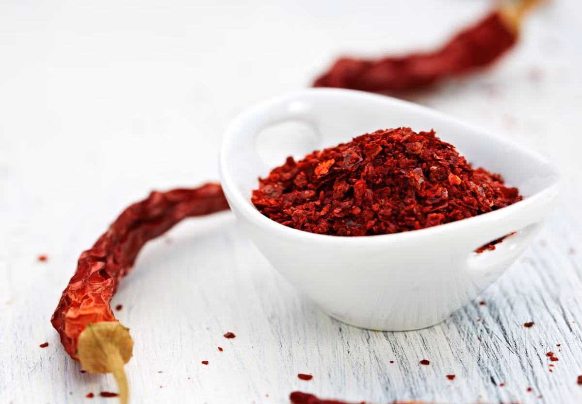 Ớt và gừng trị đau nhức răng cực tốt: Nghiền nhỏ hai thành phần rồi thêm một ít nước để làm thành hỗn hợp sền sệt. Nhúng 1 miếng bông gòn trong hỗn hợp rồi đắp lên răng để giảm đau nhức.