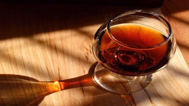 Rượu là phương thuốc rất hữu ích để điều trị đau răng. Có thể súc một chút rượu vodka hay whisky, các triệu chứng tê buốt và đau nhức sẽ giảm đáng kể.