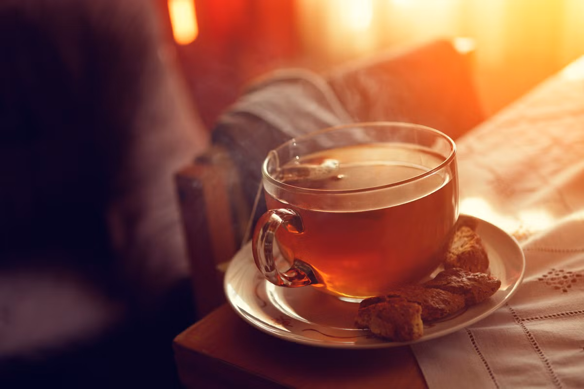 Nước trà xanh có tính chất kháng khuẩn cao và có khả năng ngăn chặn hoặc làm chậm sự phát triển của sâu răng. Súc miệng với trà xanh có thể giúp làm lành chứng viêm nướu.